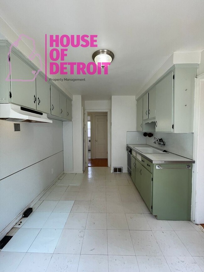 Building Photo - 3 BEDROOM 1 BATH BUNGALOW FREE PRE-SCREEN