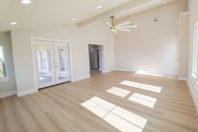 Building Photo - 4 Bed | 3 Bath on Keystone Lake!