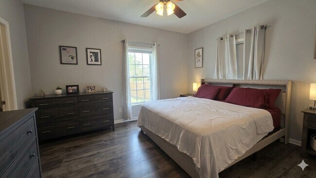 Building Photo - Welcome to this 3 bedroom 3 Bull Bathroom home with a Basement