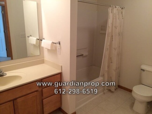 Building Photo - End Unit Townhouse for October 1 Close to ...