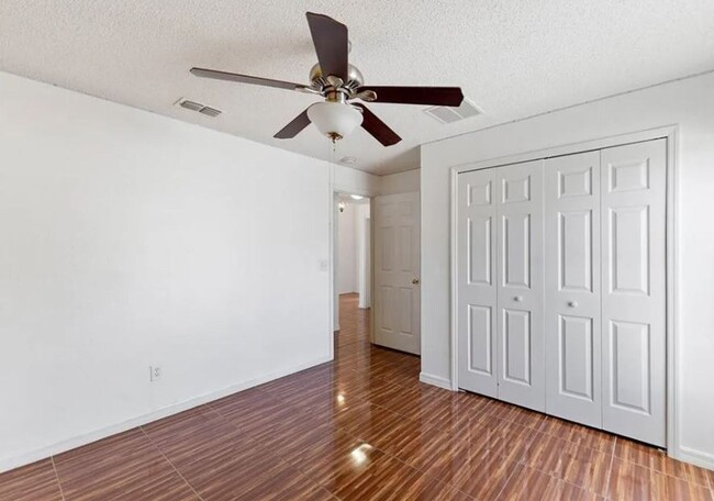 Building Photo - Beautiful 3 Bed and 2 Bath POOL HOME in Ki...