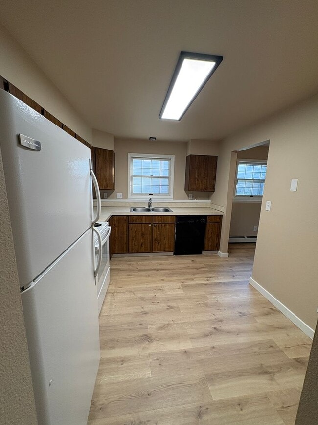 Building Photo - 2 Bed 2 bath off Durston Rd- Brand New Flo...