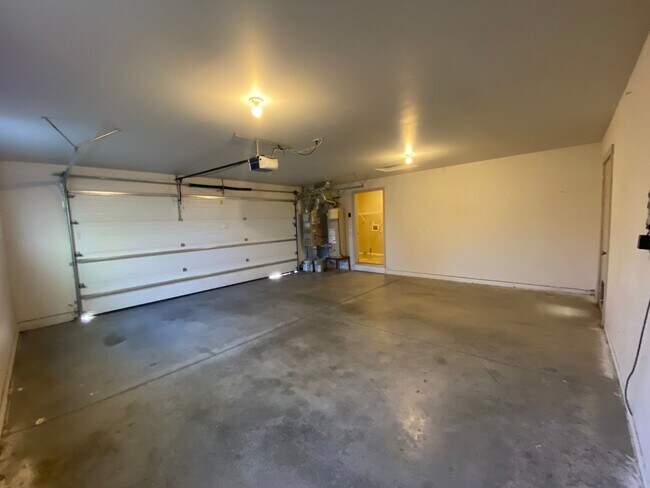 Building Photo - Beautiful Single-Level Home in Desirable NE Bend Community