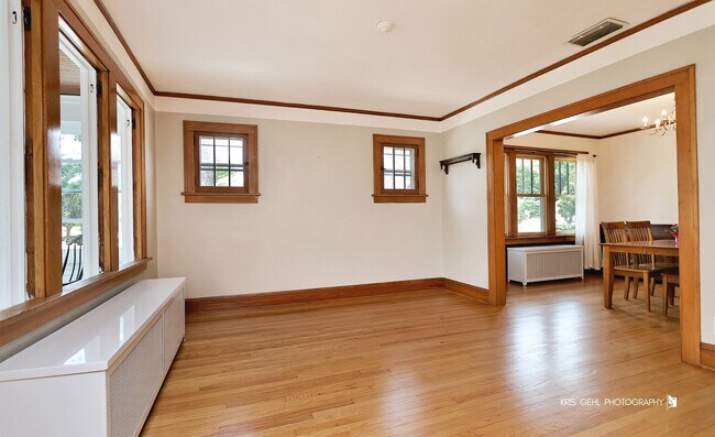 Building Photo - 324 W Slade St