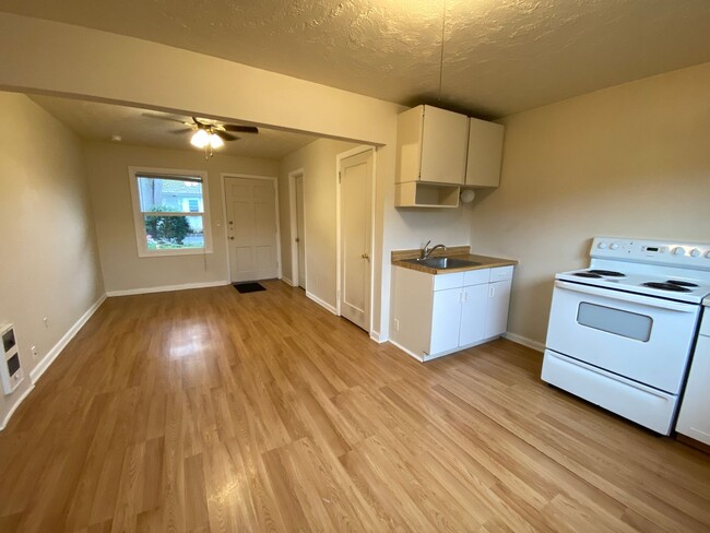 Building Photo - Quaint Studio in Central NE Location with ...