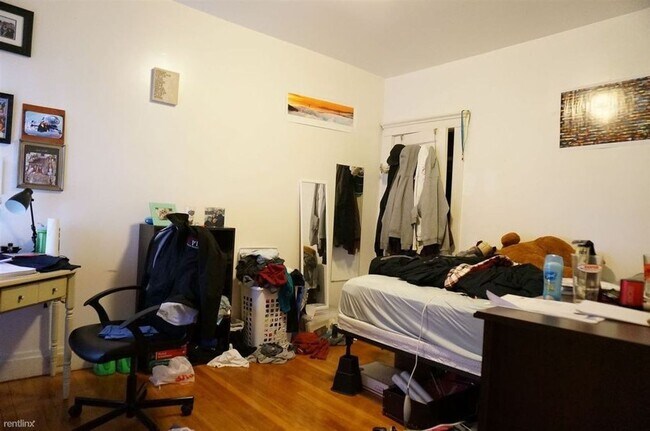 Building Photo - Brookline 4bed / 2bath available September 2026