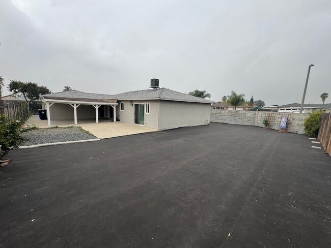 Building Photo - 428 E Montrose St