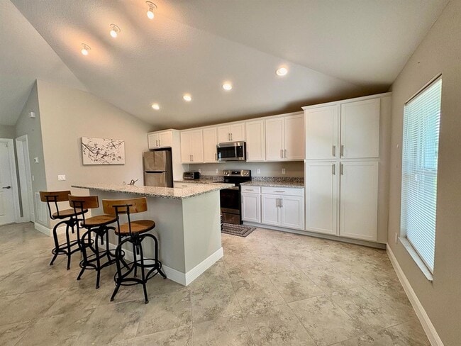 Building Photo - 713 SE East Ave