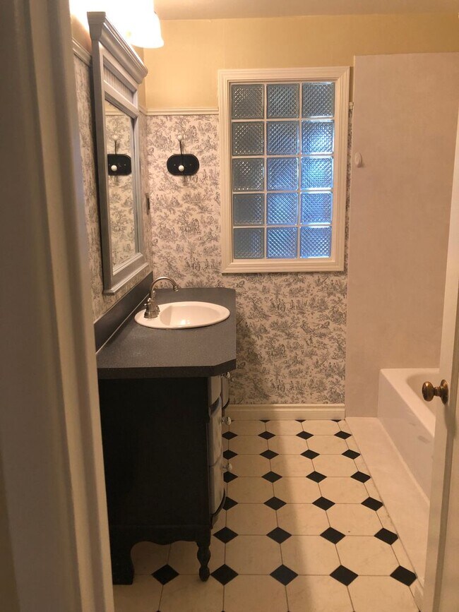 Building Photo - Live Large in the Heart of NW Corvallis!