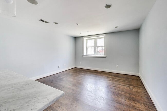 Building Photo - Happy on Harvard! Near New 2 + 2 close to ...