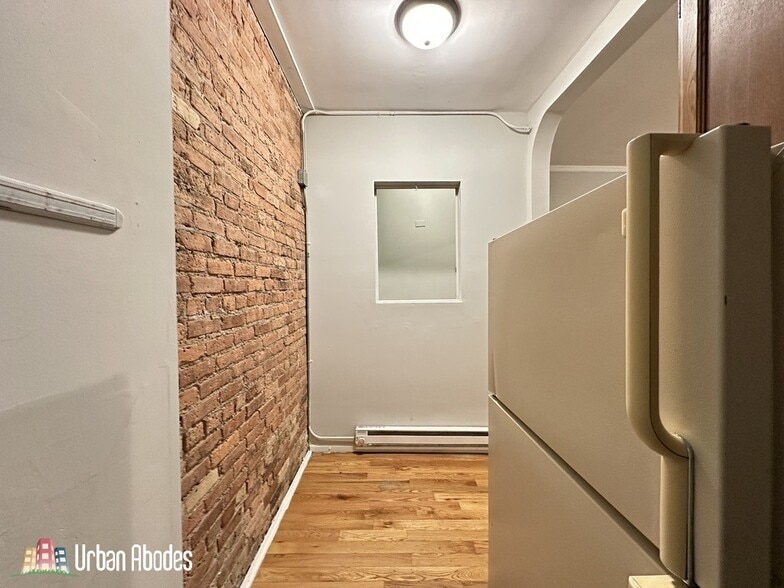 Building Photo - 515 W Melrose St