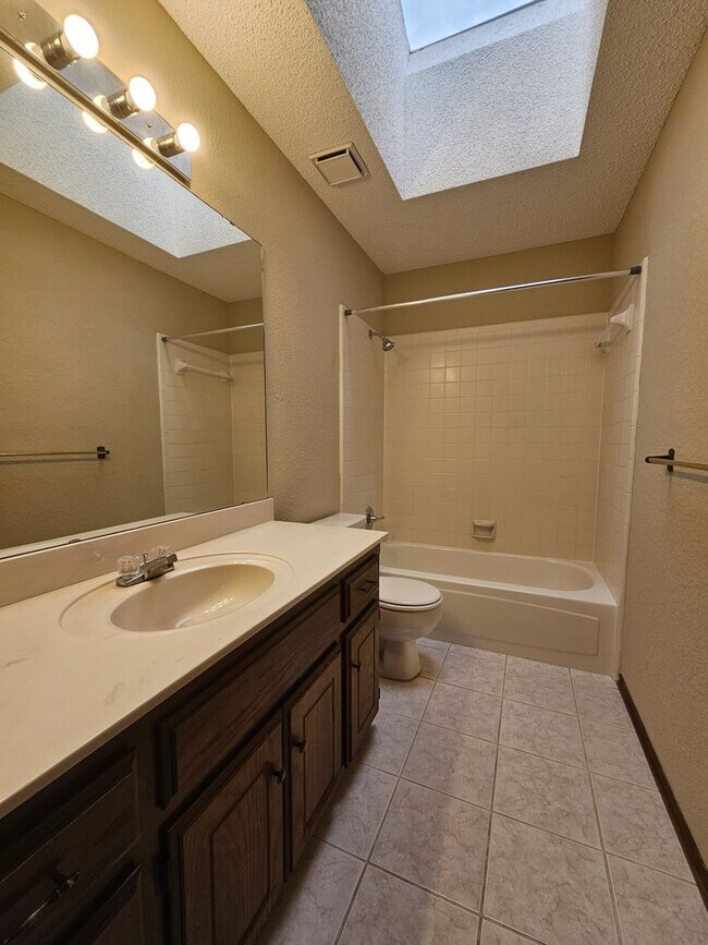 Building Photo - (3) Bed, (2)Bath Avail NOW! Cambridge Addi...