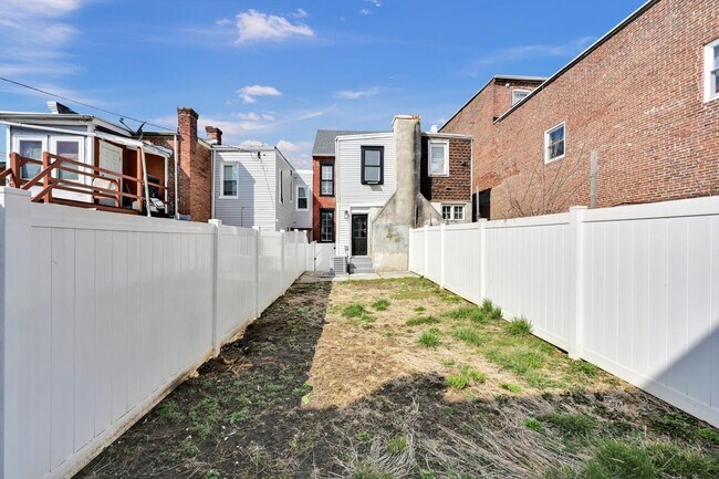 Building Photo - 4 Bedroom 2 Bath Home for Rent in SoWe Nei...