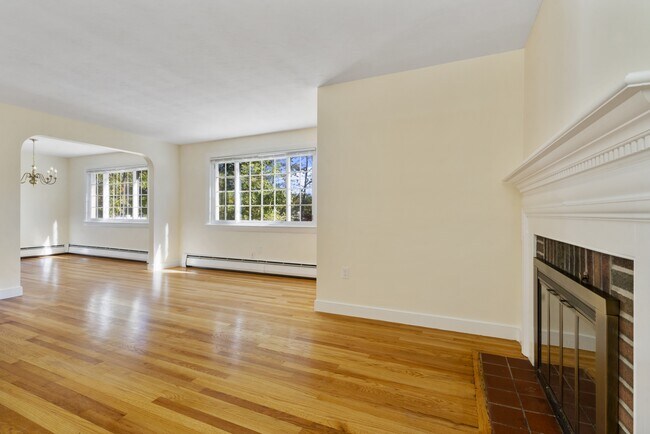 Building Photo - 27 Hermon St