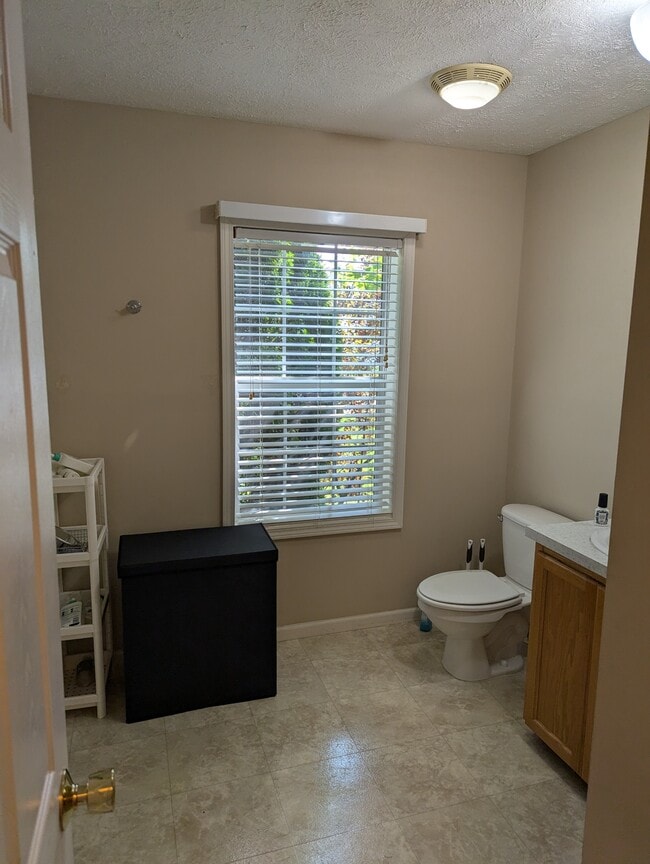 Building Photo - 2306 E Delaware Ave