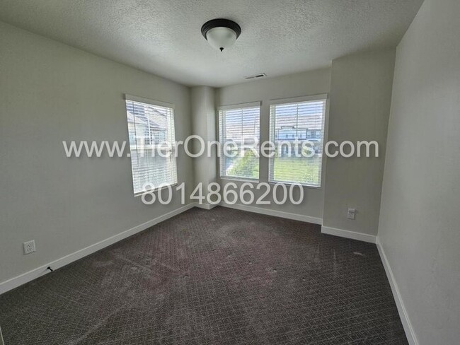 Building Photo - This property offers a NO DEPOSIT option a...