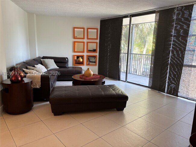 Building Photo - 3301 N Country Club Dr