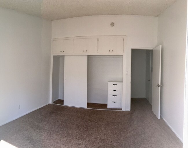 Building Photo - Mid Town Ventura - One Bedroom, One Bathro...