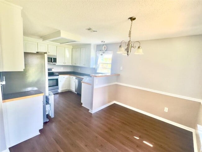 Building Photo - 211 Lucas Way