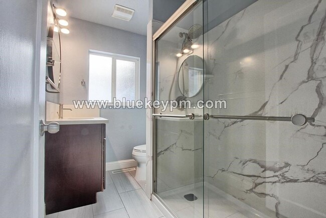 Building Photo - 3 Bed, 2 Bath Home Near Mill City Park in Portland