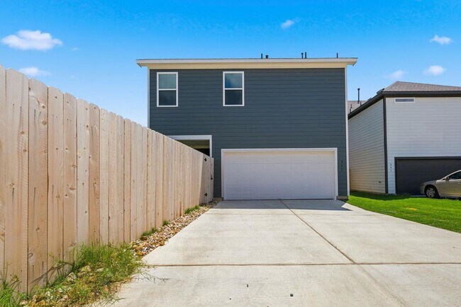 Building Photo - 245 Leeland Dr