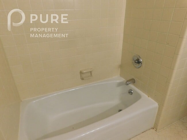 Building Photo - 117 22nd Ave NW