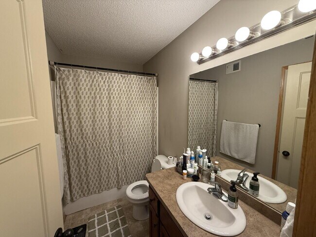 Building Photo - Roomy four-bed three-bath + loft townhome ...
