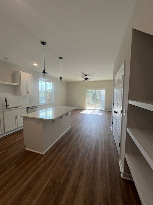 Building Photo - 8405 Paramount Point