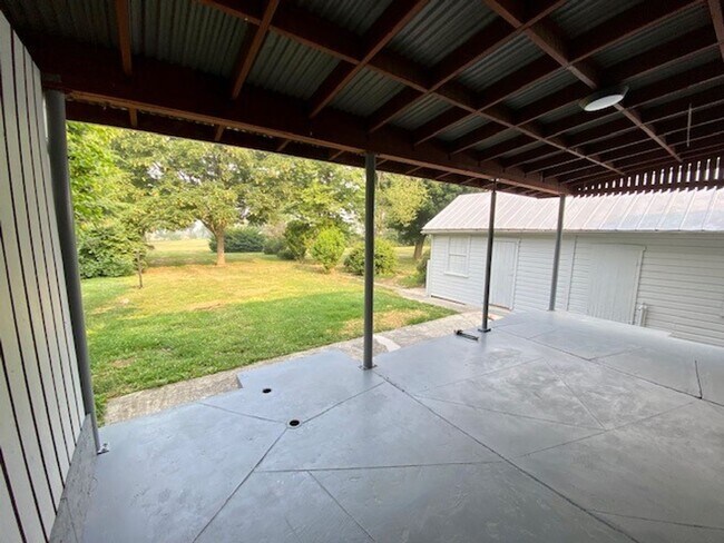 Building Photo - 3 Bedroom Home on Large Lot!