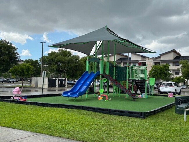 Building Photo - Great Condo unit in Doral