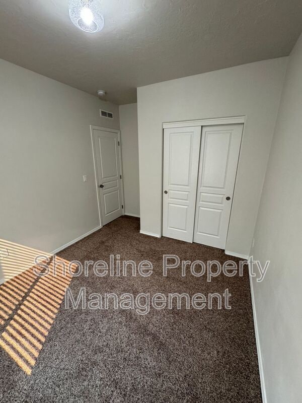 Building Photo - 511 Diamond Lake St