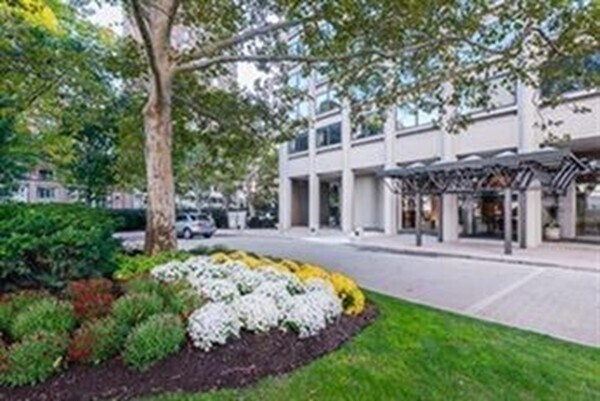 Building Photo - 65 E India Row