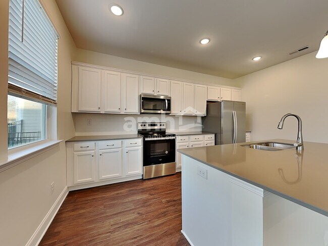 Building Photo - 15732 Thomas Rd
