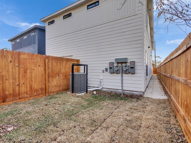 Building Photo - ? 3 Bed / 2.5 Bath Duplex – Spacious & Move-In Ready! ?