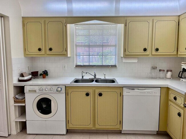 Building Photo - 135 Amherst Ln