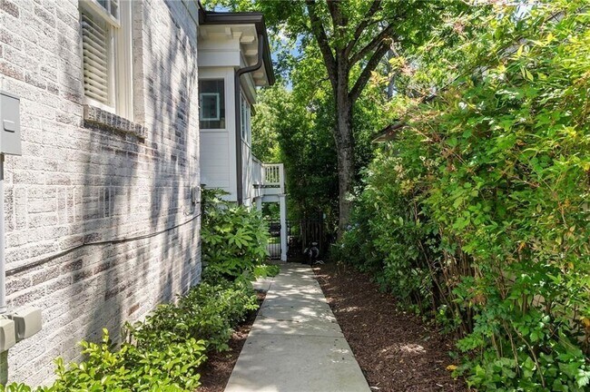 Building Photo - 663 Yorkshire Rd NE