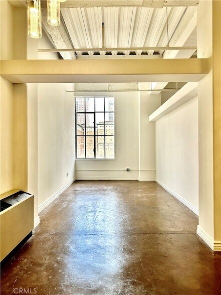 Building Photo - 312 W 5th St