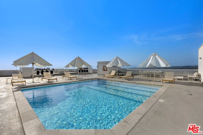 Building Photo - 838 N Doheny Dr