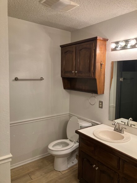 Building Photo - 5620 S 98th St