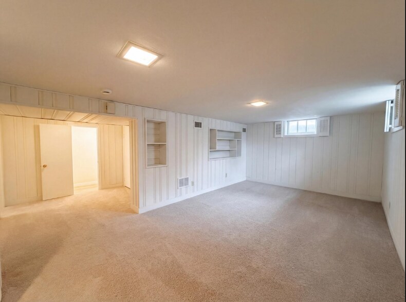 Building Photo - 8615 Virginia Cir N