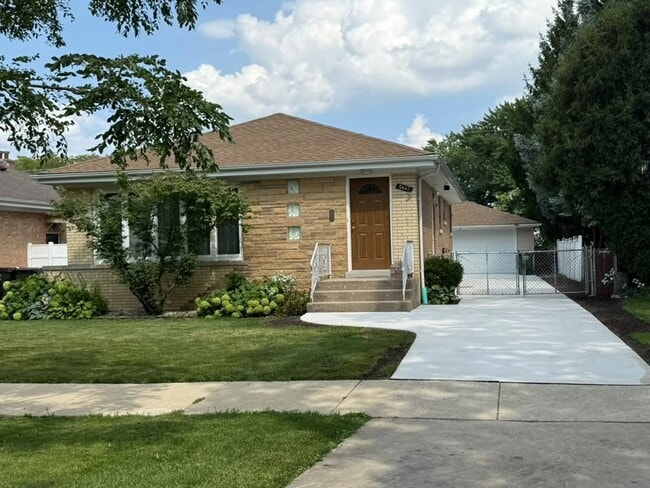 Building Photo - 8447 N Oriole Ave