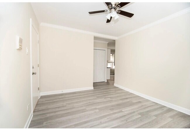 Building Photo - 837.5 W Cornelia Ave