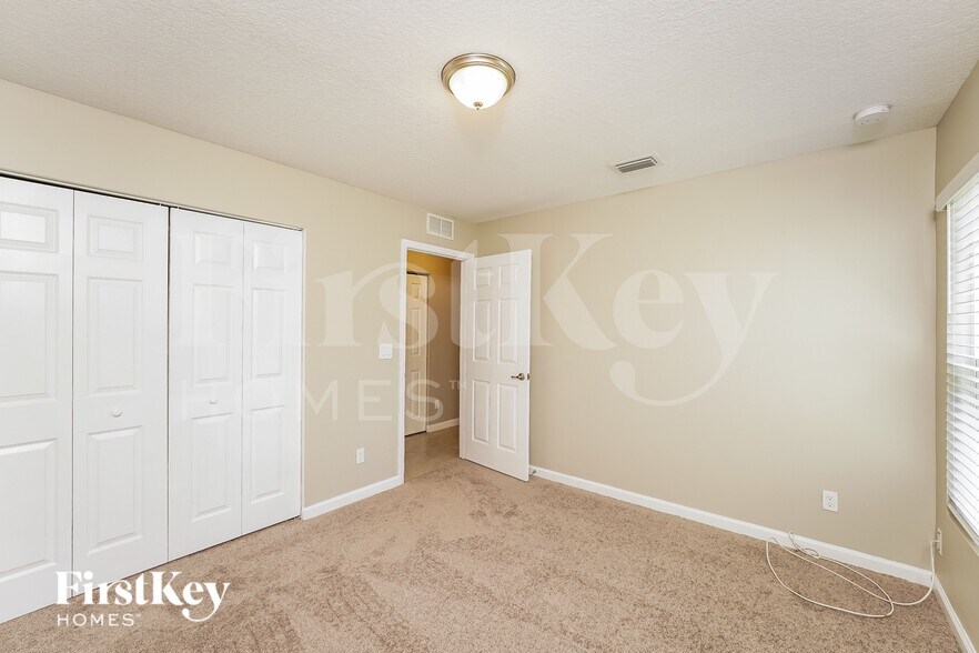 Building Photo - 283 SW Tulip Blvd