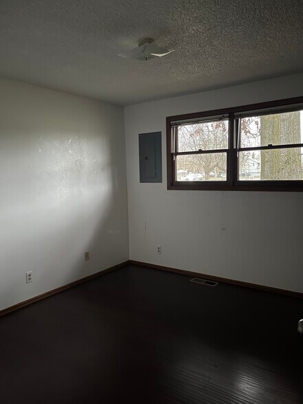 Building Photo - 1982 Broadway St NE