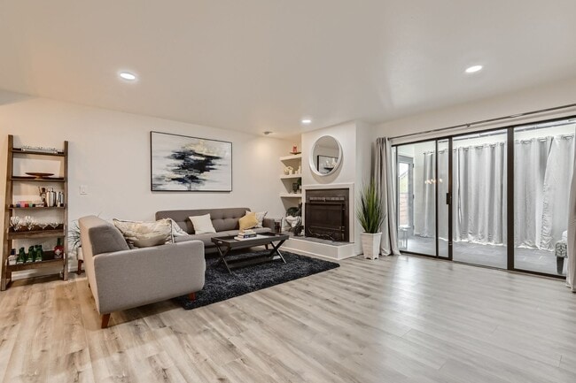 Building Photo - Updated 3 BDR Townhome in King's Ridge