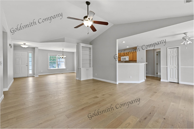Building Photo - "3-Bedroom Retreat with Beautiful Hardwood...