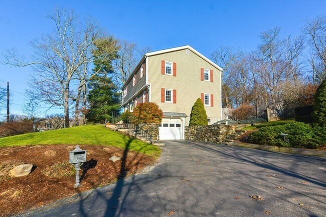 Building Photo - 110 Oswego St