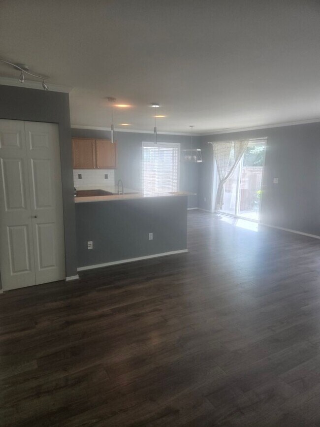Building Photo - 3bd/2.5ba Maple Valley Home