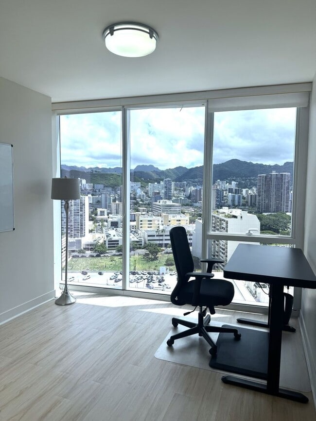 Building Photo - 888 Kapiolani Blvd