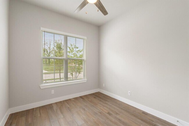 Building Photo - 10719 River Walk Dr